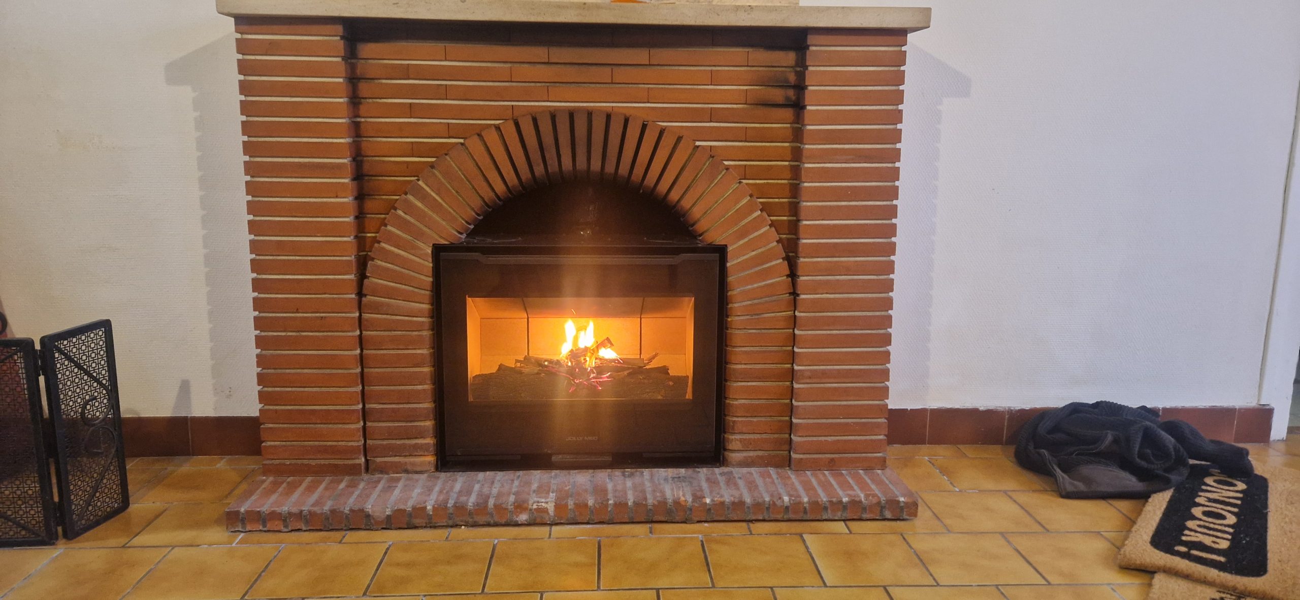 Installation d'un insert à bois avec decoupe de brique en angle de marque Jolly mec
